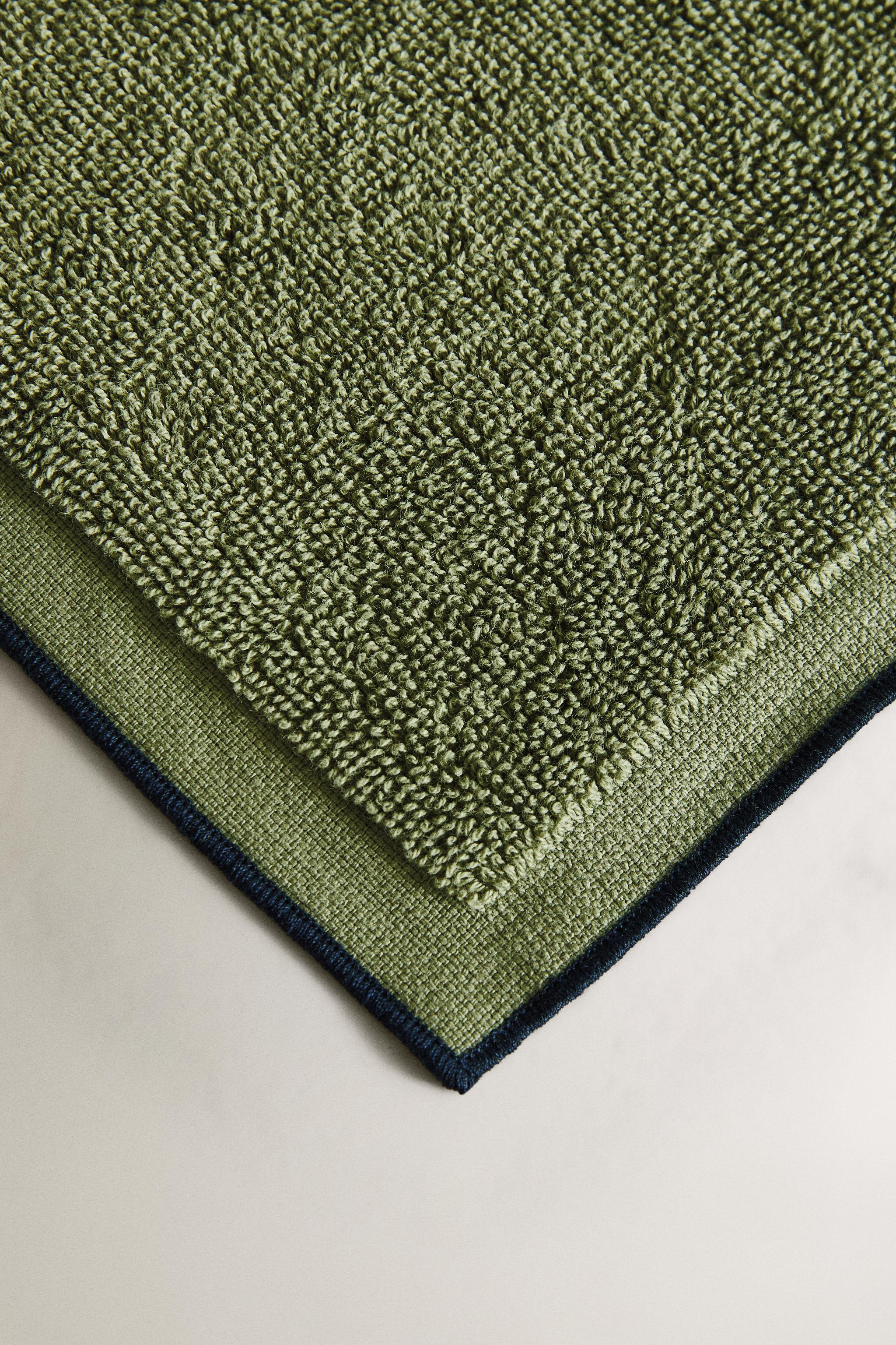 BATH TOWEL WITH CONTRAST TOPSTITCHING